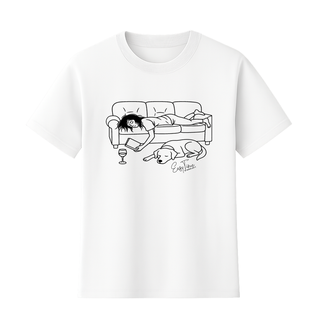 polera literaria con frase lector mujer en sillon leyendo